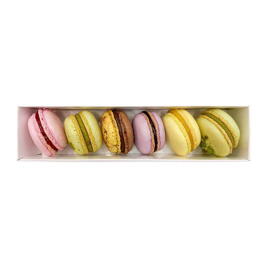 Weiße Schachtel mit sechs verschiedenen Macarons.