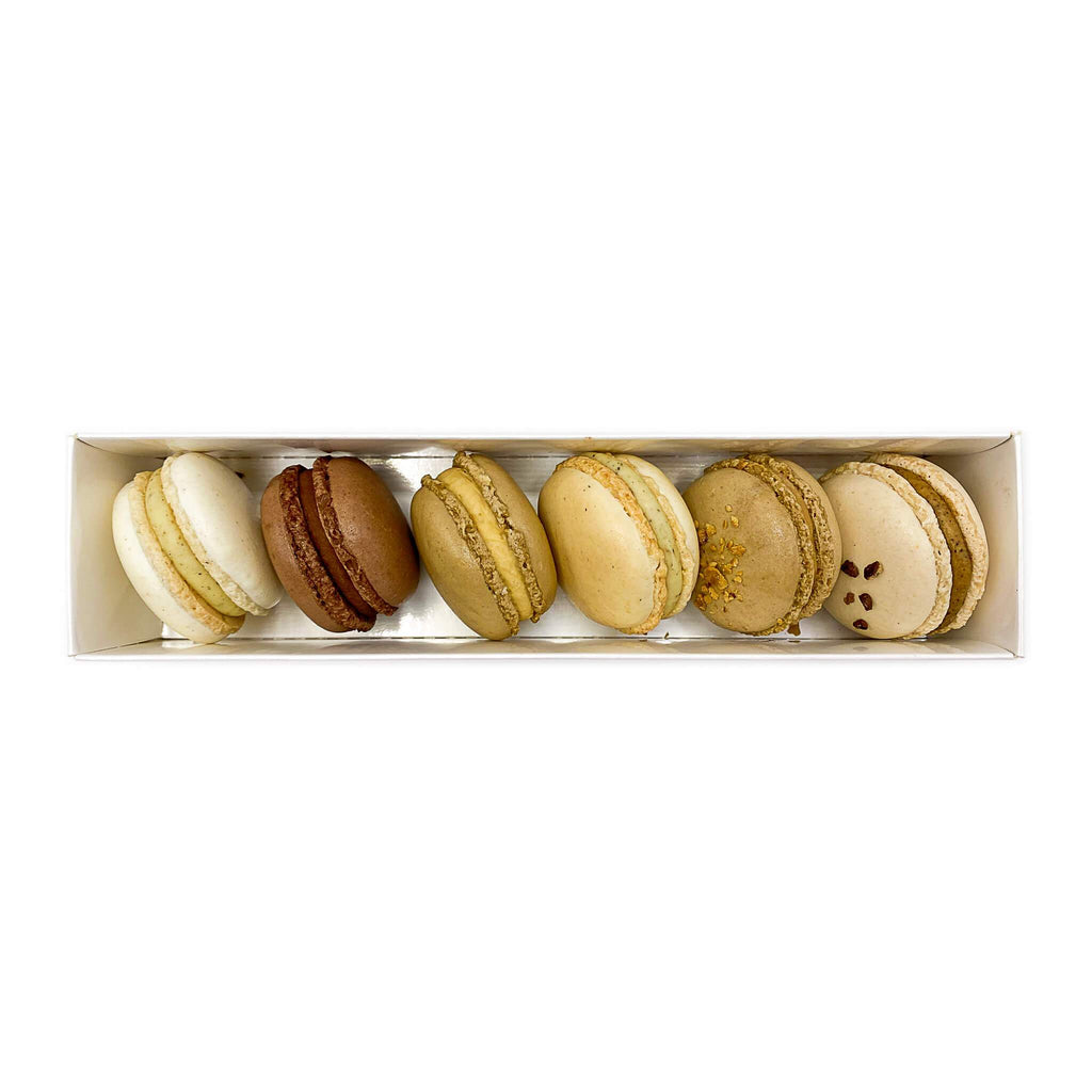 Weiße Schachtel mit sechs verschiedenen Macarons.