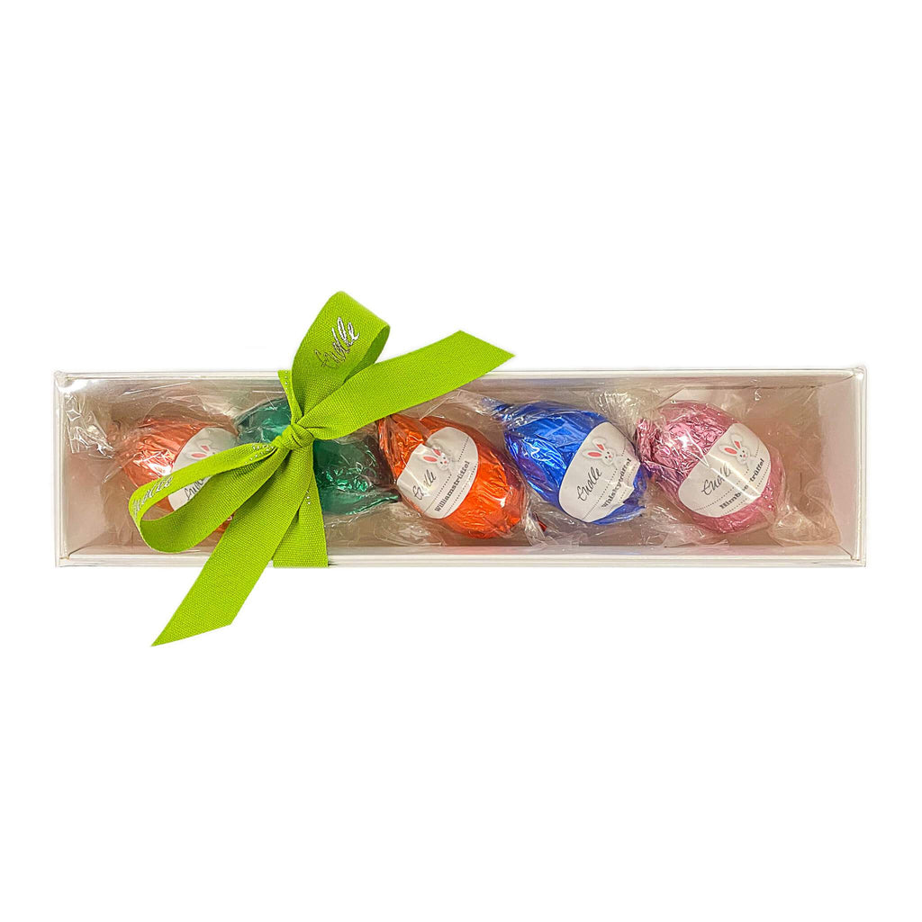 Stangenverpackung mit fünf, in verschiedenfarbigen Aluminumfolien verpackten, Ostereiern und grüner Schleife.