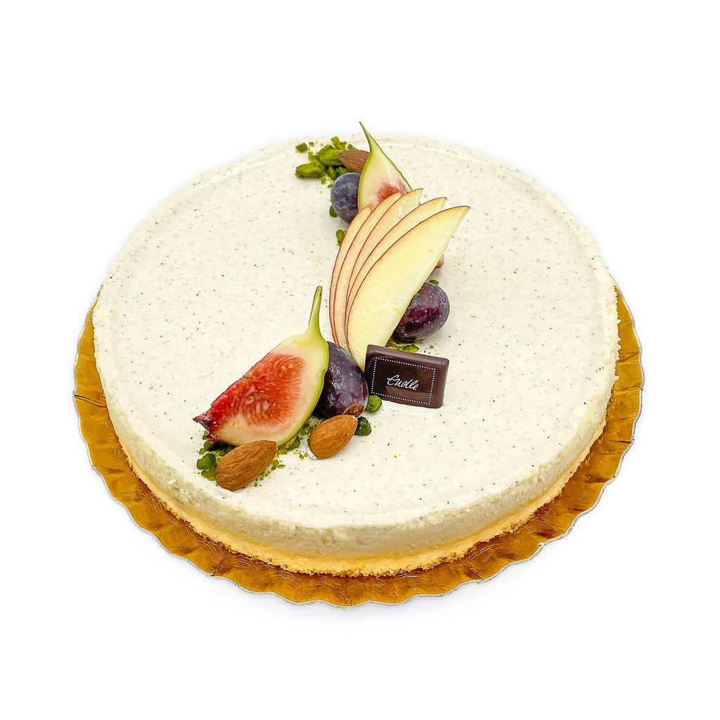 Hausgemachter Käsekuchen mit Fruchtdeko auf Goldteller