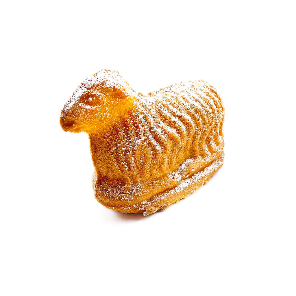 Frisches, handgemachtes Osterlamm aus Biskuit und mit Puderzucker bestäubt.